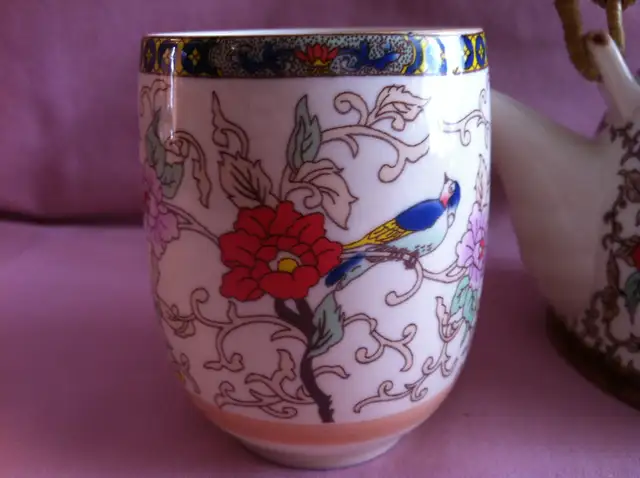VINTAGE AISAN TEA POT AND CUP in Arts & Collectibles in Barrie - Image 3