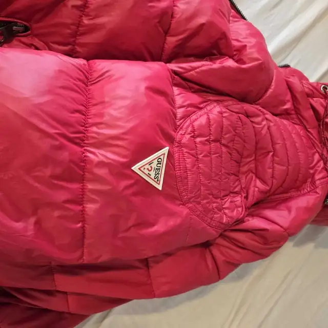 GUESS Men's Mid-Weight Puffer Jacket (Large) – Warm & Stylish! in Men's in Mississauga / Peel Region - Image 7