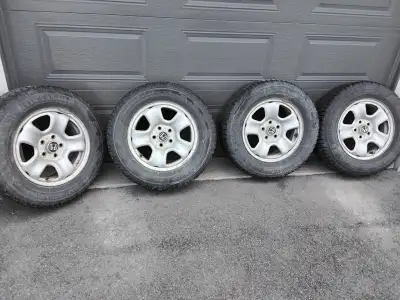 4 X Pneus d'hiver P215 70R16 sur roues Honda 16'' . Fait sur Honda CRV & Element