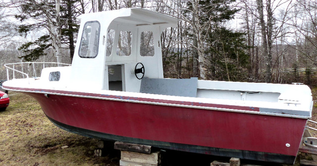 20 FOOT FIBERGLASS BOAT FOR SALE in Powerboats & Motorboats in Cape Breton - Image 3