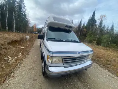 van Ford e250 Coachmen . 1993. Moteurs 5.8. Chauffage propane et frigidaire au propane. Peut coucher...