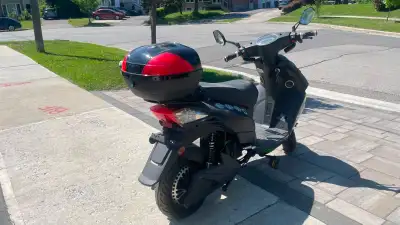 This electric scooter is a reliable way to navigate your daily commute, offering a convenient and ec...