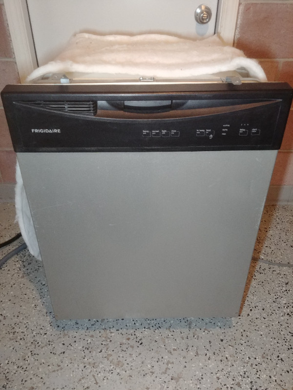 Dishwasher Stainless Frigidaire - Like New in Dishwashers in Lethbridge