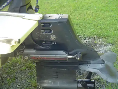 OMC 1988 , 3 litres. pied omc cobra $1600. manifold $500. Remorque à Bateau 17 pieds $1500. 819-877-...