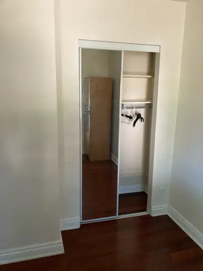 À qui la chance pour profiter de cette belle chambre dans un environnement calme, paisible. Elle est...