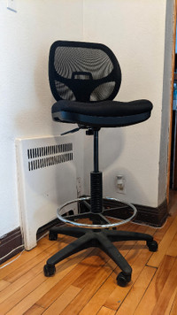 Chaise haute de bureau noire avec repose-pied ajustable