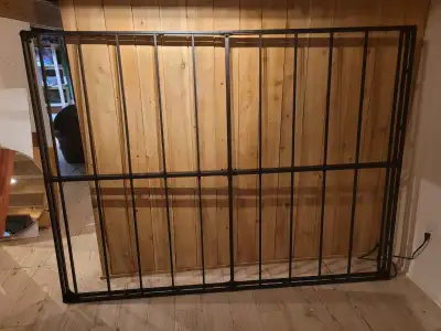 Base de lit Queen Amazon quasi neuve, View more