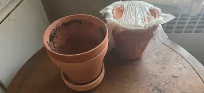 4 terracotta pots with some brand new and unopened as you can see it. Worth the bang for the price....
