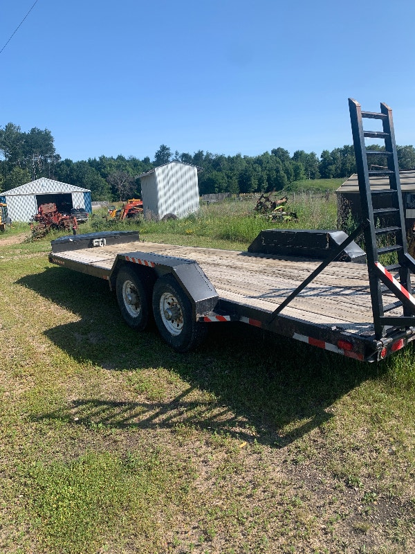 2003 22ft flat deck trailer. tandem axles 7000lbs . c/w Cargo