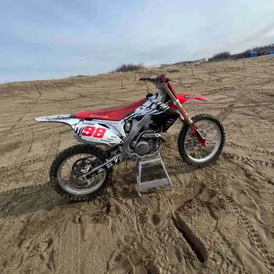 Fuel injected Renthal bars Gripper seat Flag mount for the dunes Fresh front tire Aftermarket air fi...