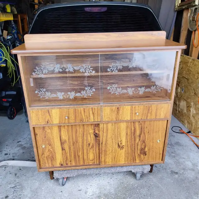 MCM Display Cabinet with Etched Glass Doors in Hutches & Display Cabinets in City of Toronto - Image 2