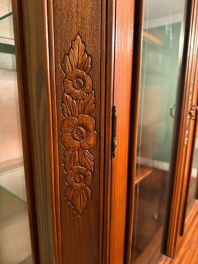 vintage dining room solid wood hand carved mint  in Dining Tables & Sets in Markham / York Region - Image 8