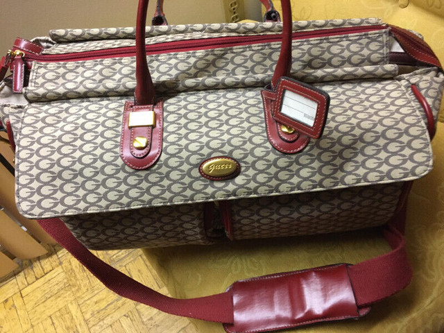 Big GUESS travel Bag in Women's - Bags & Wallets in City of Toronto - Image 2