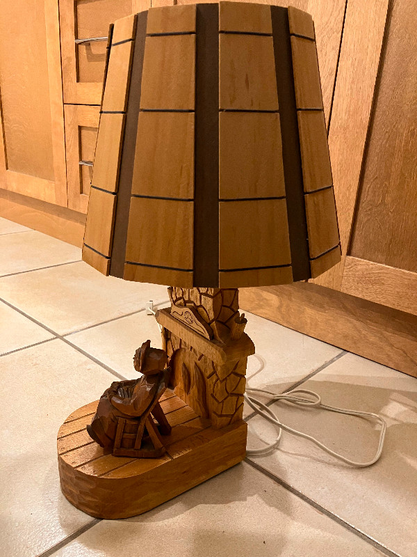 Lampe bois sculptée à la main dans Art et objets de collection  à Ville de Québec