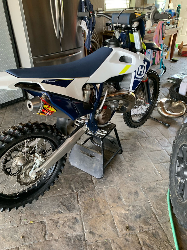 2022 HUSQVARNA TC 250/ 2010 YAMAHA YZ 250 F in Dirt Bikes & Motocross in Regina - Image 3