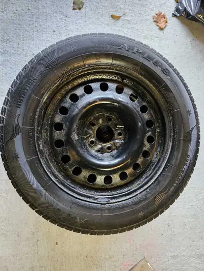 225/65R17 CRV rimsbwith winter tires. Probably 2 seasons left.