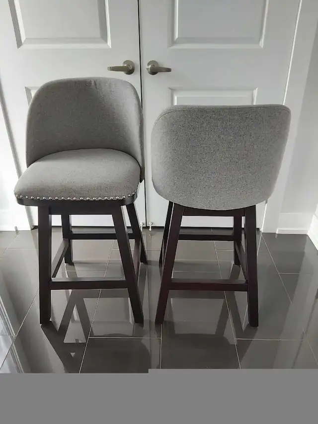 Swivel counter height bar stool in Chairs & Recliners in Markham / York Region - Image 3