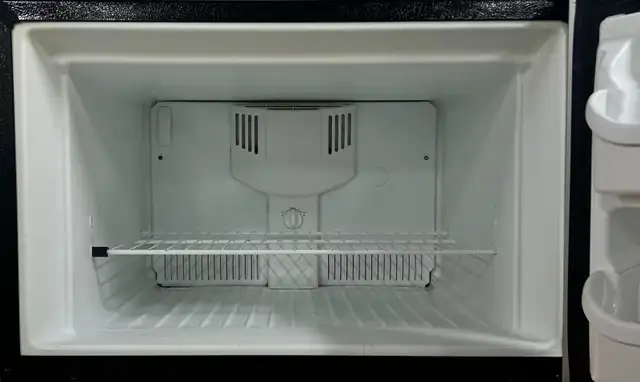 -Refrigerator “FRIGIDAIRE” 30” wide in Refrigerators in Barrie - Image 4