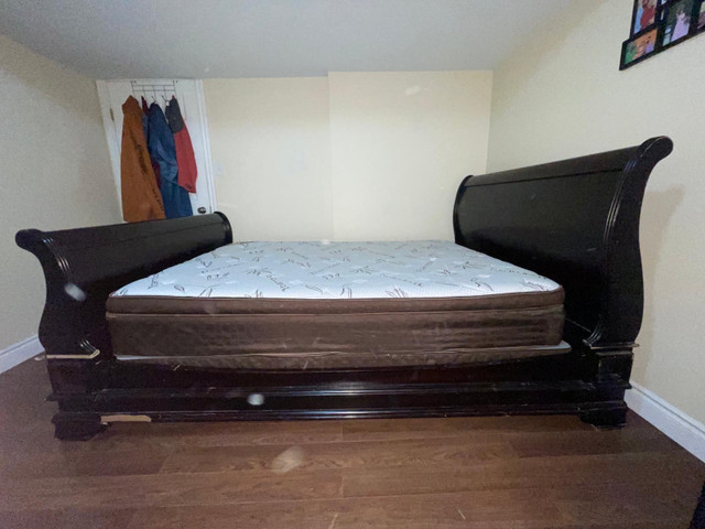 Queen size bed in Beds & Mattresses in Markham / York Region