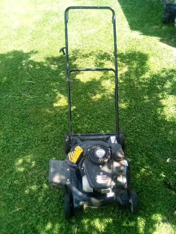 Yard Machines -tondeuse (Essence) in Lawnmowers & Leaf Blowers in City of Montréal - Image 3
