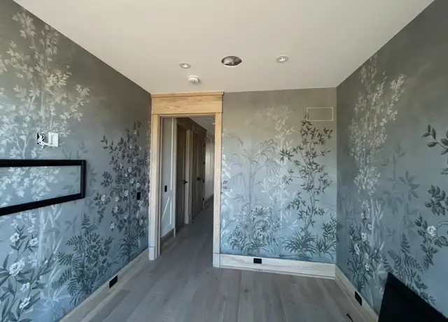 Wallpaper Installation504016695701678081