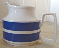 Antiquité. Collection. Pot à lait rayé bleu et blanc. Angleterre