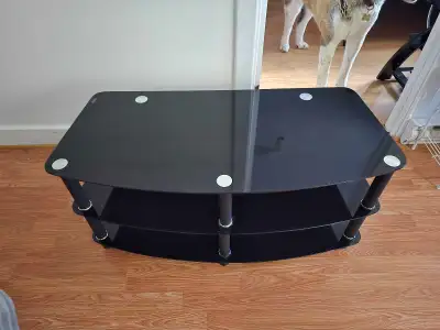 Meuble tv en verre très solide. Comme neuf. Dimensions 41 pouces de large par 19 pouces de profond p...