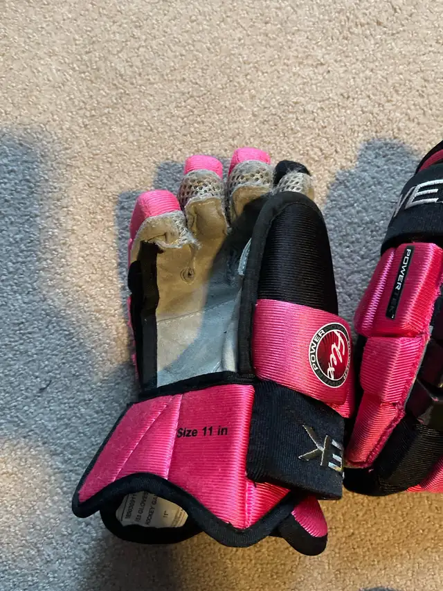 youth hockey/ ringette/ ball hockey  gloves in Hockey in St. Albert - Image 4