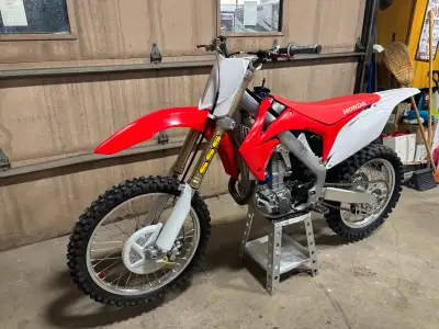 2011 CRF450r absolutely mint condition . Raced once in 2011 & stored since. 4-5 hours total use! Yos...