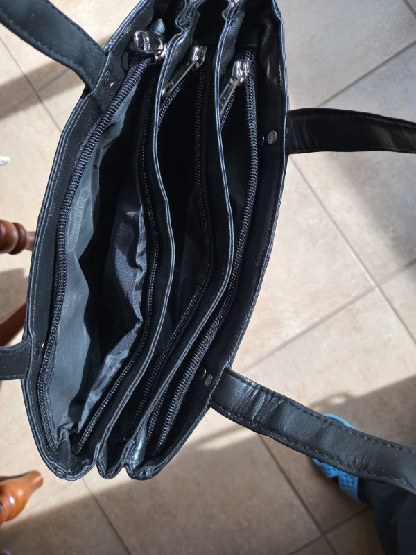 NEUF sac a main en cuir noir NEUF dans Femmes - Sacs et portefeuilles  à Longueuil/Rive Sud - Image 4