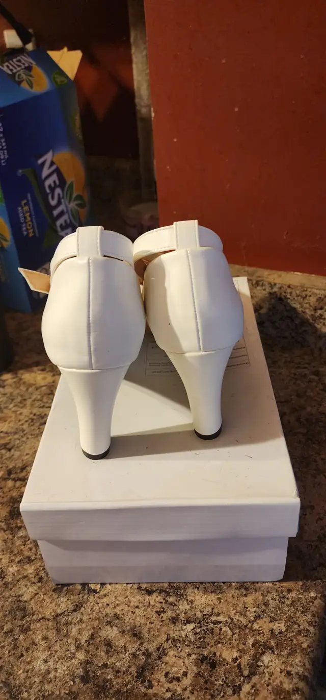 Ivory wedding shoes in Women's - Shoes in Oshawa / Durham Region - Image 3