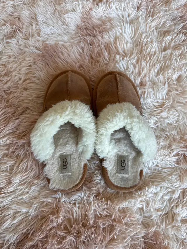 UGGS HOUSE SHOES SOULIERS MAISON SIZE 2 BOYS GIRLS GARÇON FILLE in Kids & Youth in Longueuil / South Shore - Image 3