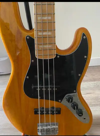 This Squier Jazz Bass is in excellent condition and ready for a new stage. Featuring a beautiful nat...