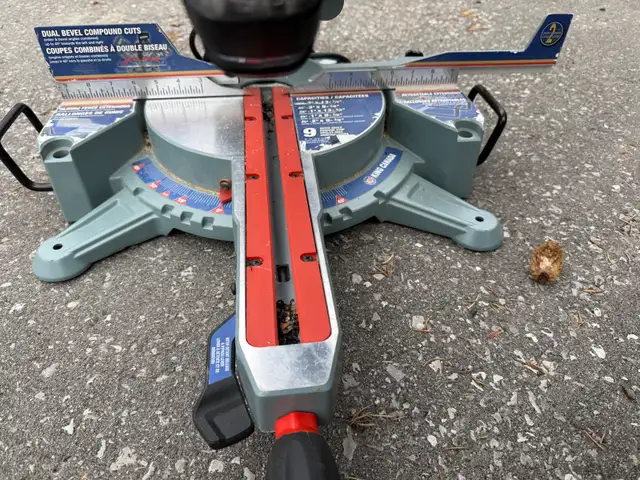  King Canada 10 Inch Sliding Dual Compound Miter Saw with laser in Power Tools in Oshawa / Durham Region - Image 5