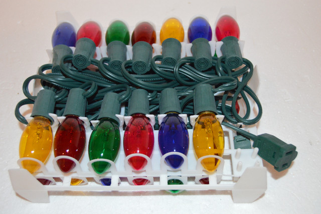 25 Outdoor Christmas Light Set 25FT Brand New with Gutter Hooks in Home Décor & Accents in Markham / York Region - Image 3