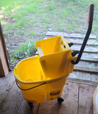 Rubbermaid Commercial Yellow 35-Quart Bucket/Wringer