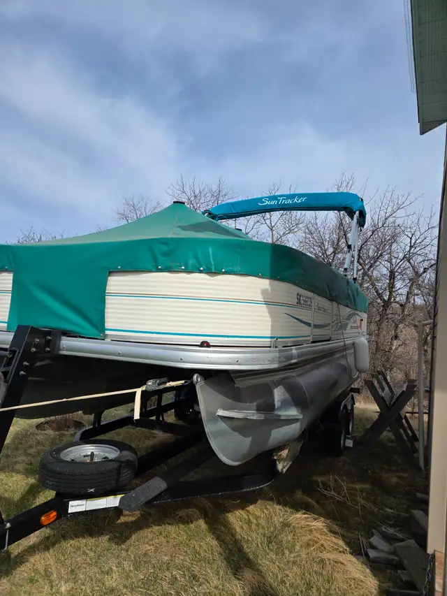 2012 21 ft Pontoon boat. Fishing barge with 60hp motor big foot. in Powerboats & Motorboats in Regina - Image 9