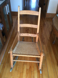 Berceau à queux de quenouilles et chaise berçante antiques