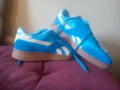 Get ready to step up your shoe game with these BRAND NEW Reebok men's shoes in size 9! These stylish...