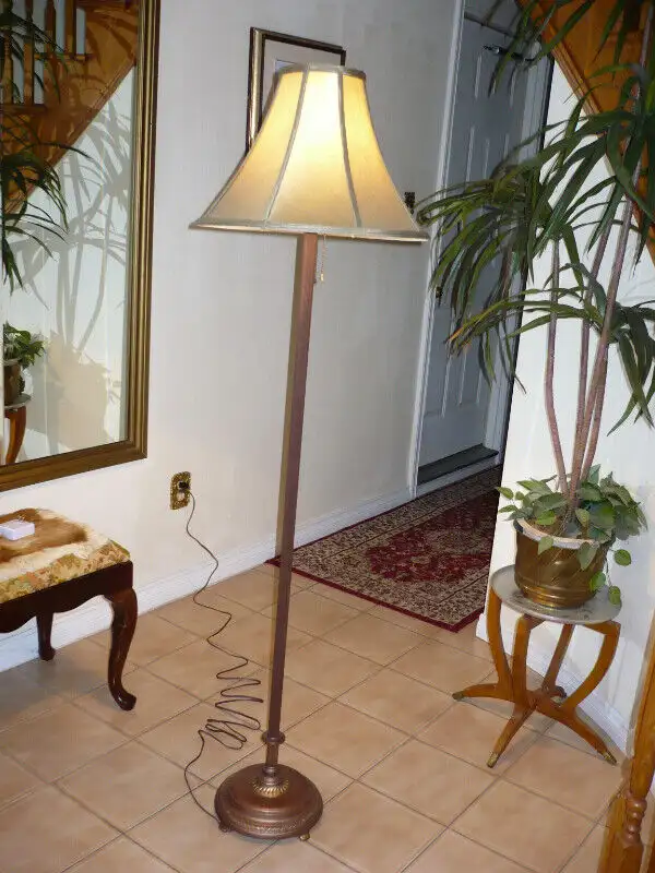 Floor lamp in Arts & Collectibles in Hamilton - Image 2
