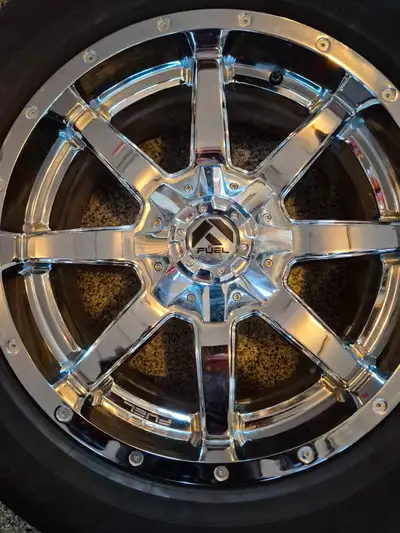 maverick chrome rims like new .. paid 2300 plus taxes new like to get 1600 dollars for them obo bolt...