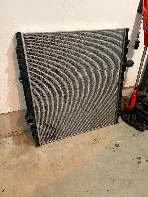 Used Radiator (peterbilt) $200 FIRM in Heavy Equipment Parts & Accessories in Moncton - Image 3