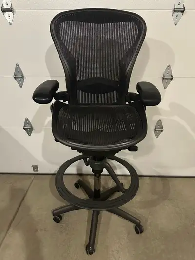 Elevate your workspace with this pre-owned Herman Miller Aeron drafting stool size B, featuring the...