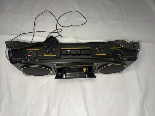 vintage 1981 Pioneer SK-200 stereo radio cassette boombox  in Stereo Systems & Home Theatre in Mississauga / Peel Region - Image 5