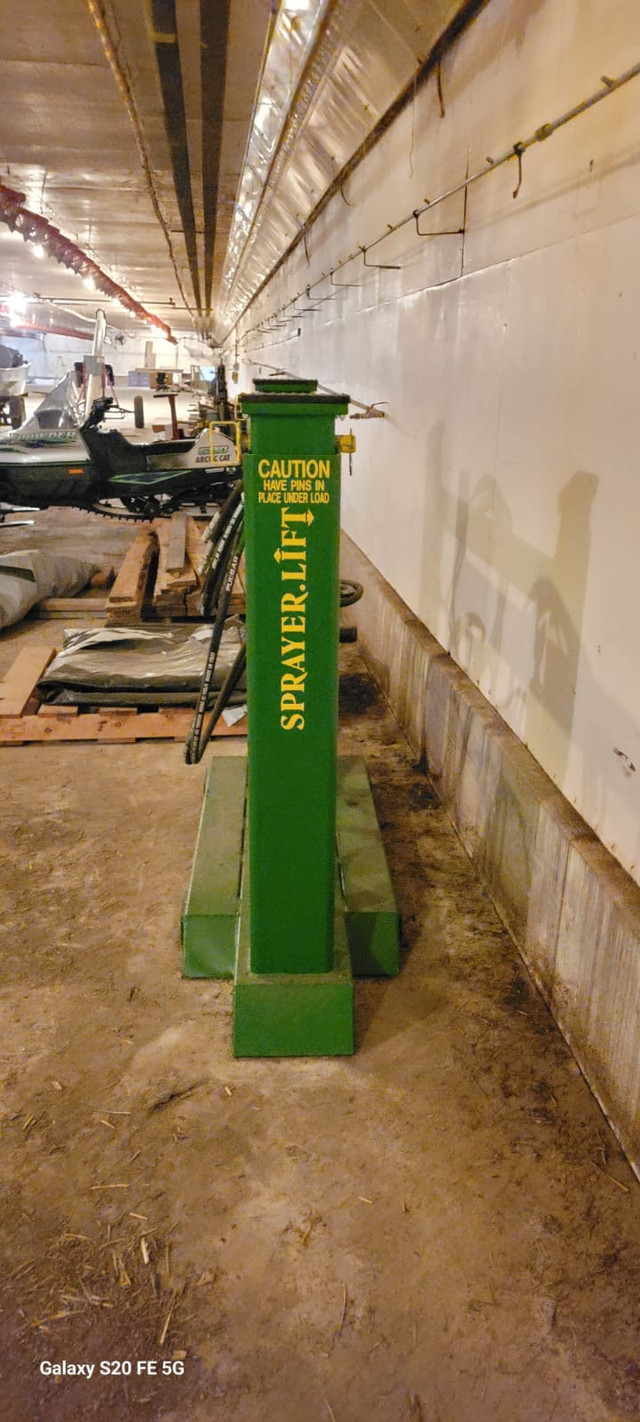 Sprayer lift  in Farming Equipment in Lloydminster - Image 3