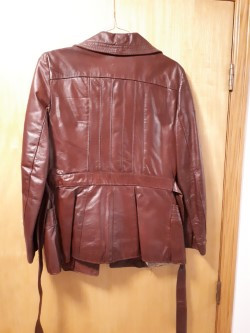 Manteau chaud en cuir sportif pour femmes en bon état. 100% cuir in Women's - Tops & Outerwear in City of Montréal - Image 2