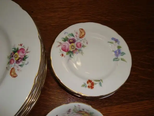 QUALITY COALPORT ENGLISH FINE CHINA SETTING FOR 8 in Arts & Collectibles in Norfolk County - Image 5