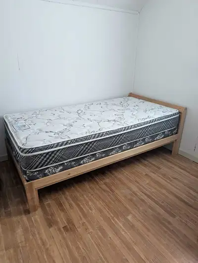 For rent, a second-floor bedroom in a quiet community detached house. Close to King / Union. Equippe...