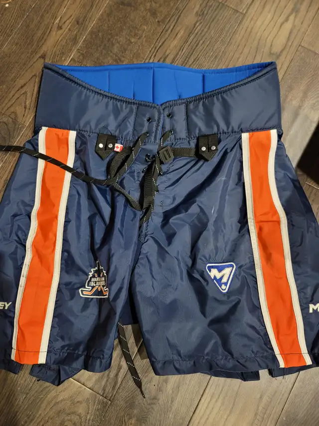 Markham Islanders Hockey Shell (Goalie) in Hockey in Markham / York Region - Image 2