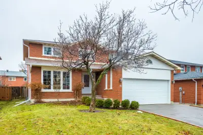 Room for rent available immediately ⁃ Private Room for rent in a beautiful neighbourhood ⁃ 5 houses...